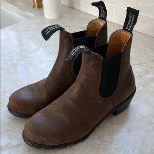 Brown Leather Blundstones - worn 2x! Excellent condition - 8.5 women’s / 38.5 EU